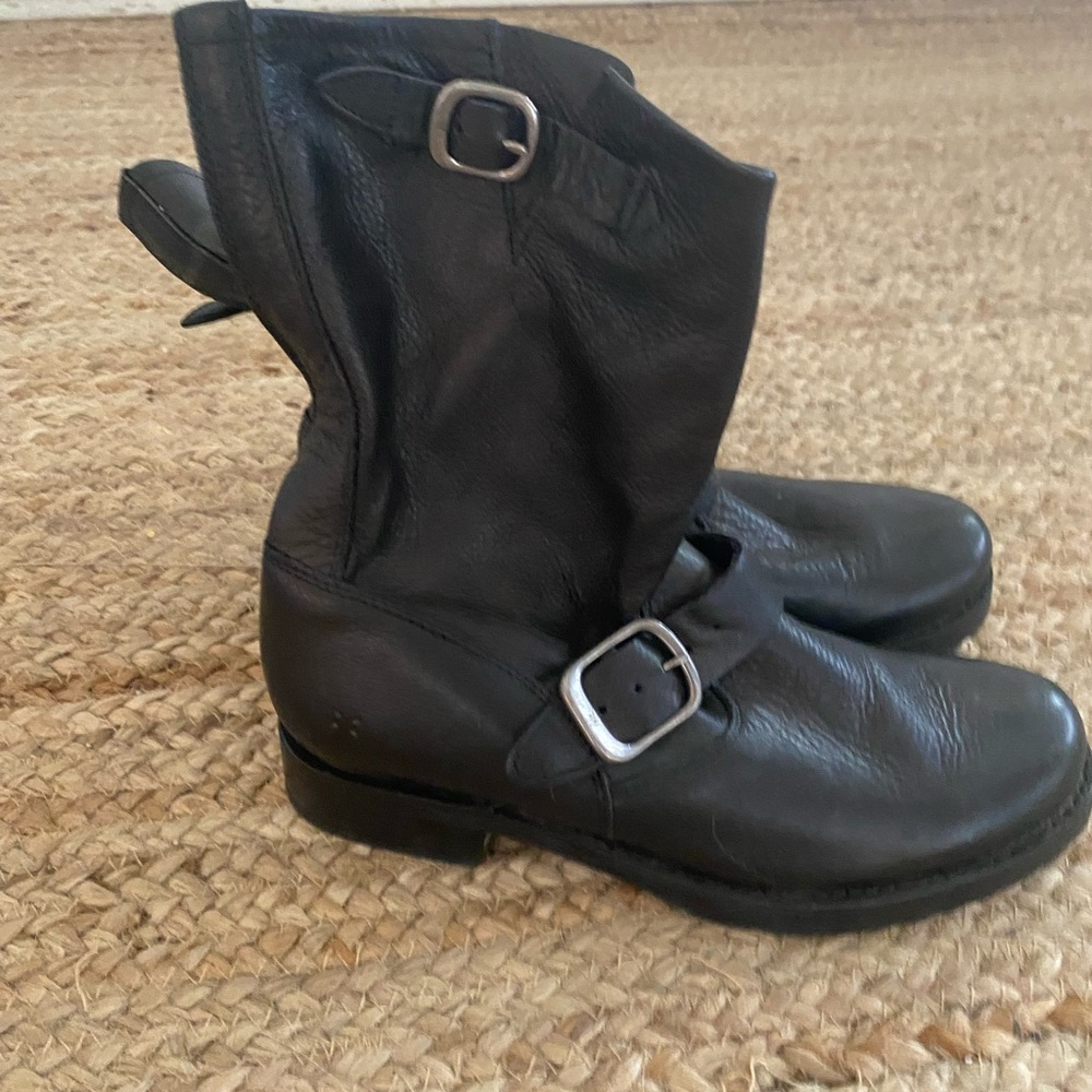 FRYE AND CO Black Combat Moto Boots with Rugged Design